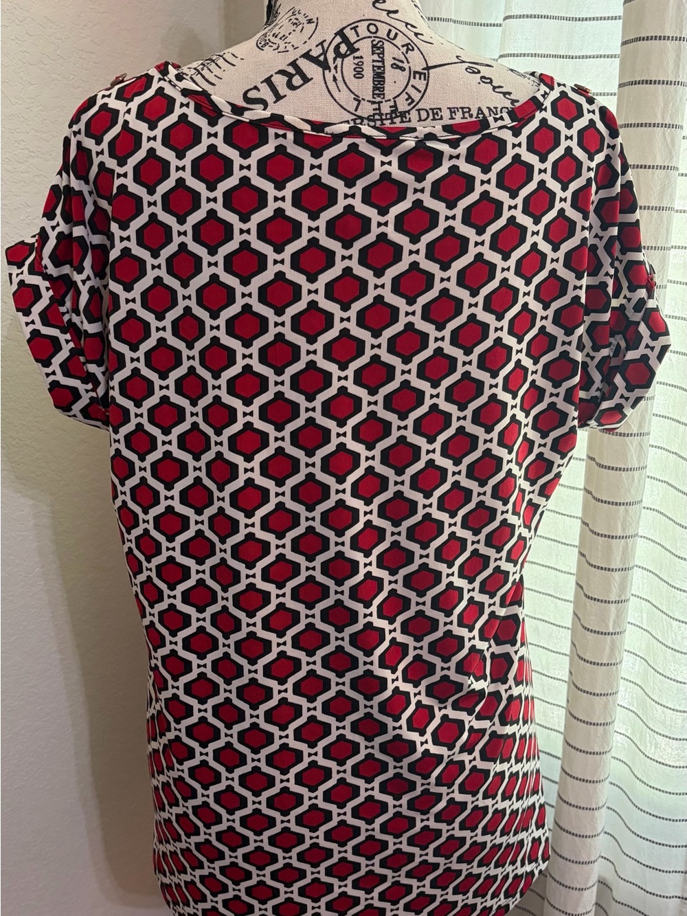 Zuyleka Rivera Geometric Print Short Sleeve Top - Red & Black - Picture 4 of 5